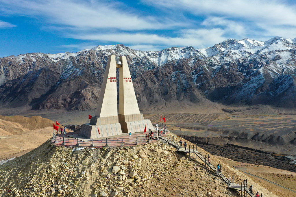 這是在新疆克孜勒蘇柯爾克孜自治州烏恰縣拍攝的中國西極碑（10月25日攝，無人機照片）。新華社記者 丁磊 攝