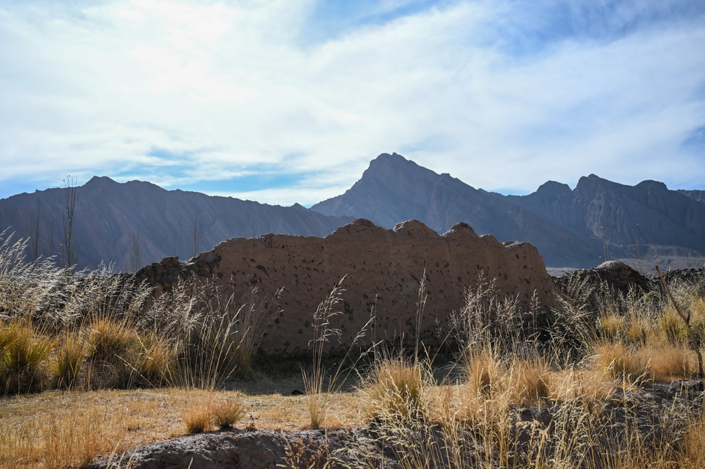 這是在新疆克孜勒蘇柯爾克孜自治州烏恰縣拍攝的山河關關隘遺址（10月25日攝）。新華社記者 丁磊 攝