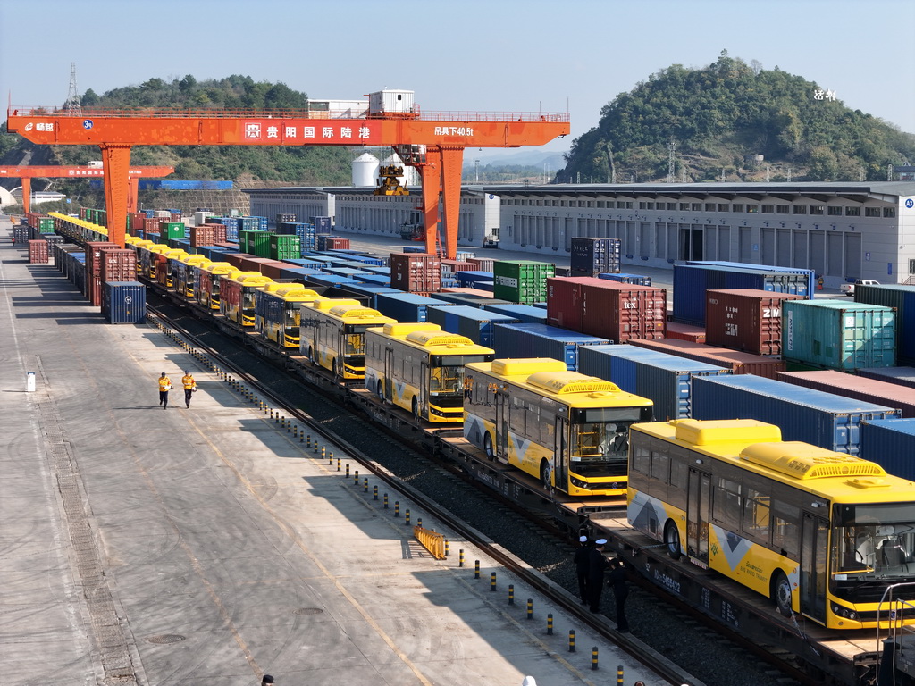  裝載 “貴州造”新能源客車的出口專列?？吭谫F陽國際陸港都拉營站（10月28日攝，無人機照片）。新華社發（龍建睿攝）