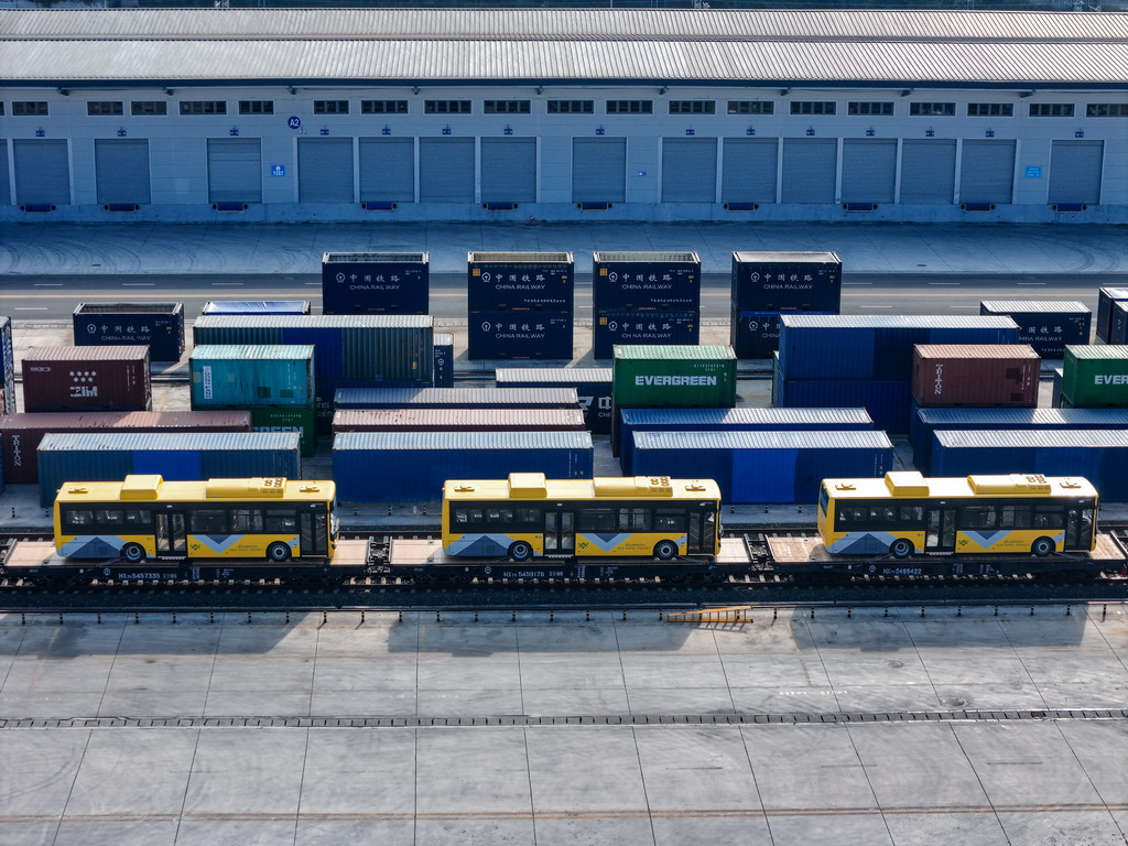 裝載 “貴州造”新能源客車的出口專列?？吭谫F陽國際陸港都拉營站（10月28日攝，無人機照片）。新華社發（龍建睿攝）