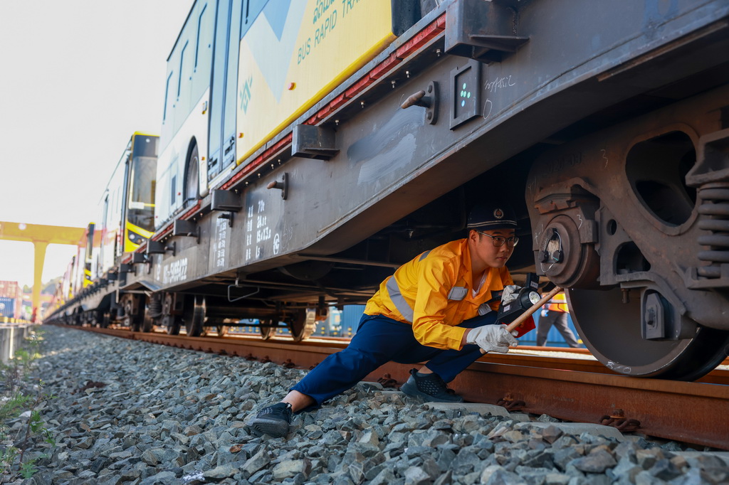 10月28日，工作人員在貴陽國際陸港都拉營站對專列進行開行前檢查。新華社記者 劉續 攝
