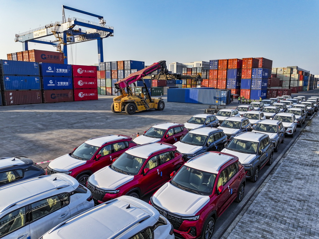 這是10月28日在陸海新通道重慶無水港拍攝的出口汽車裝運現場（無人機照片）。