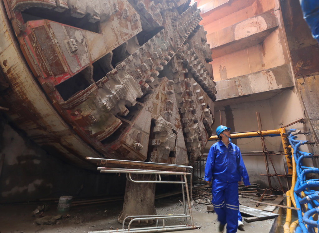 10月28日，技術人員在盾構接收井內巡視。