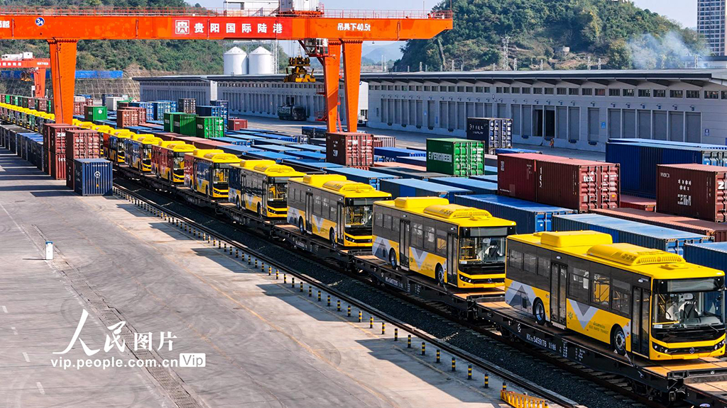 “貴州造”新能源客車首次搭乘中老班列出?！?】