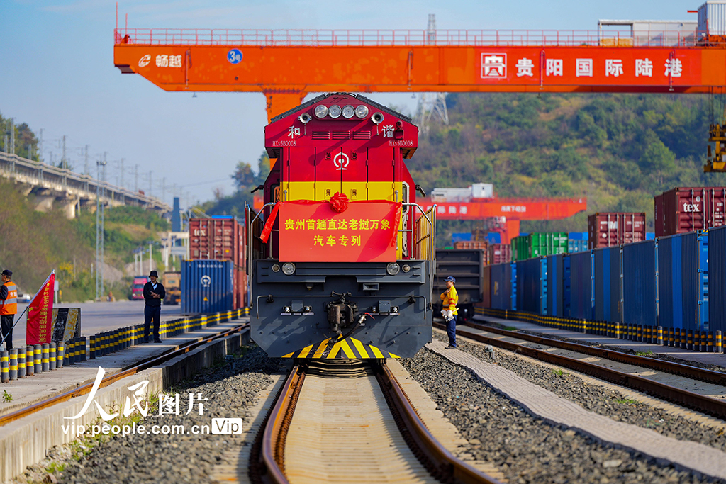 “貴州造”新能源客車首次搭乘中老班列出?！?】