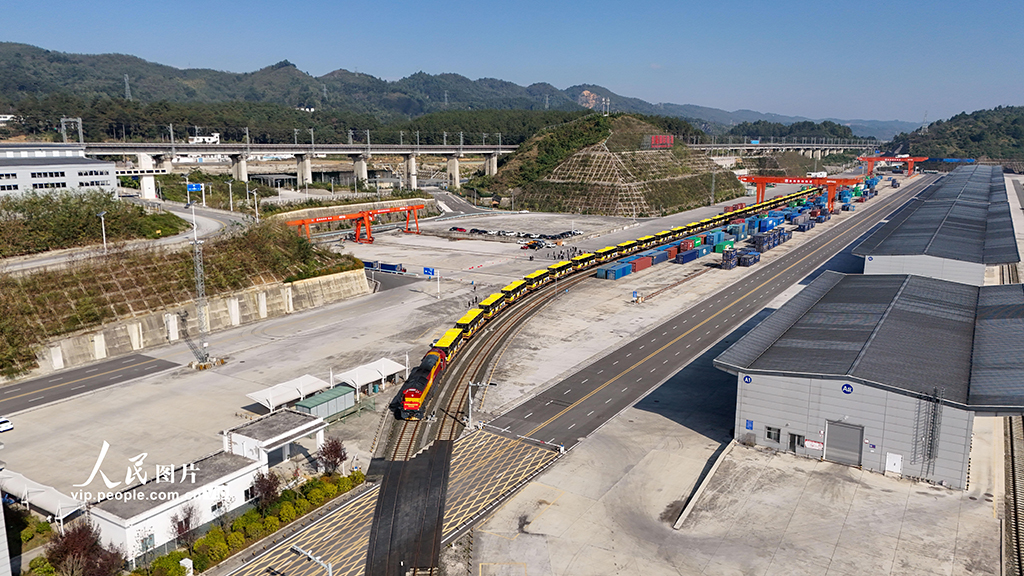 “貴州造”新能源客車首次搭乘中老班列出?！?】