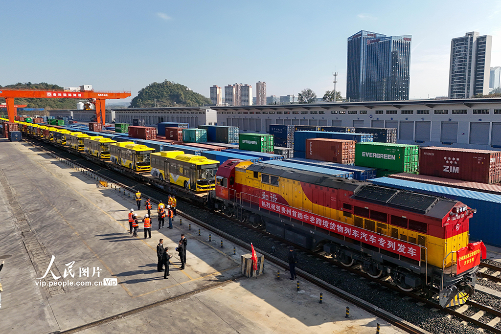 “貴州造”新能源客車首次搭乘中老班列出?！?】