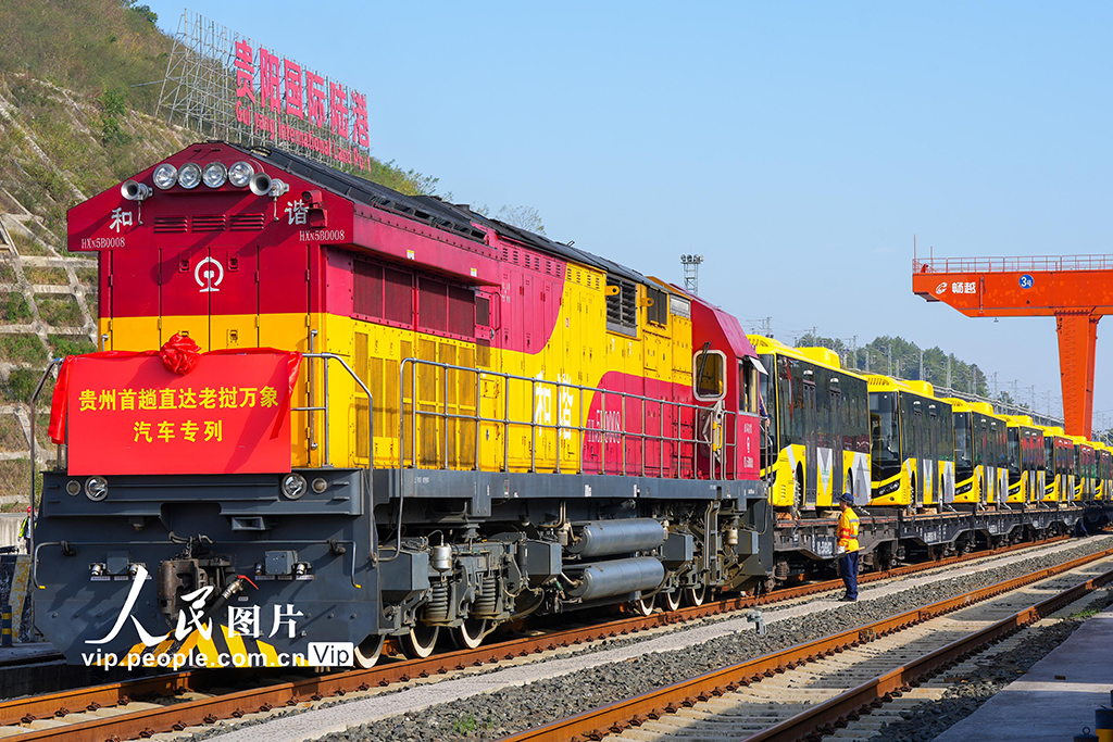 “貴州造”新能源客車首次搭乘中老班列出?！?】