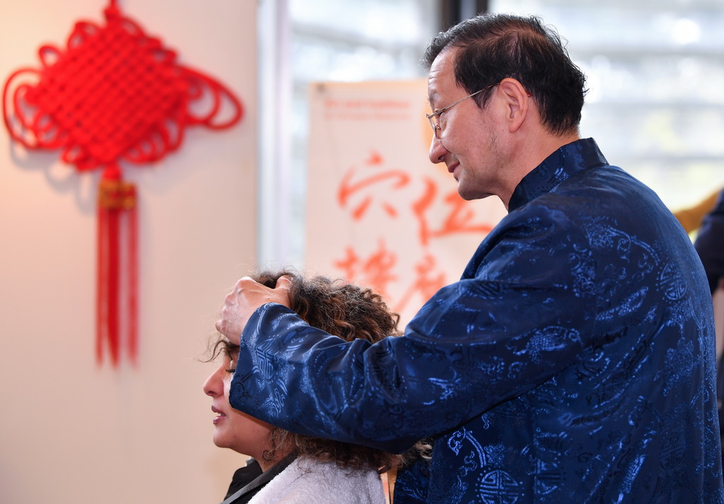 10月28日，在瑞士日內瓦舉辦的“中醫藥走進萬國宮”活動中，一名女子體驗穴位按摩。新華社記者 連漪 攝