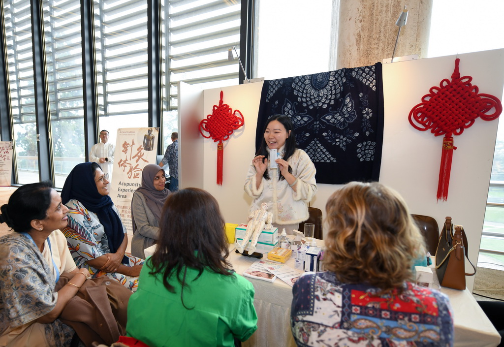 10月28日，在瑞士日內瓦舉辦的“中醫藥走進萬國宮”活動中，人們聽取針灸介紹。新華社記者 連漪 攝