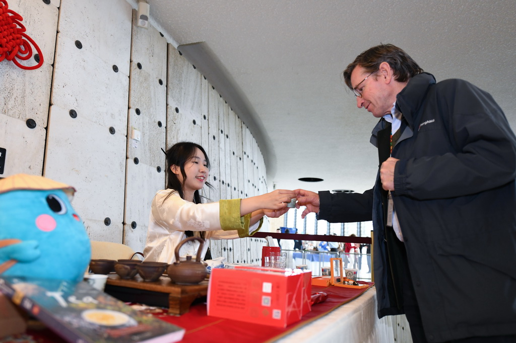 10月28日，在瑞士日內瓦舉辦的“中醫藥走進萬國宮”活動中，一名男子品嘗中國茶。新華社記者 連漪 攝