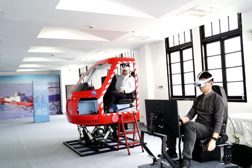 10月30日在中國極地考察40周年成就展上拍攝的海直通航直升機極地任務訓練模擬機。