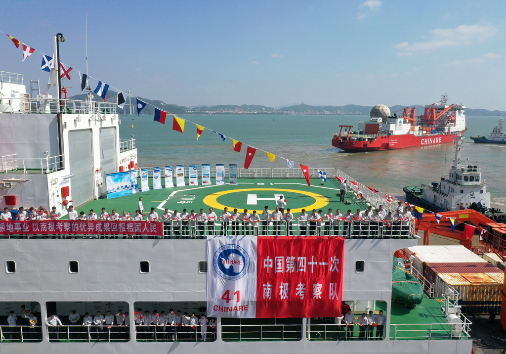 11月1日，“雪龍”號和“雪龍2”號船從廣州南沙國際郵輪母港碼頭出發（無人機照片）。
