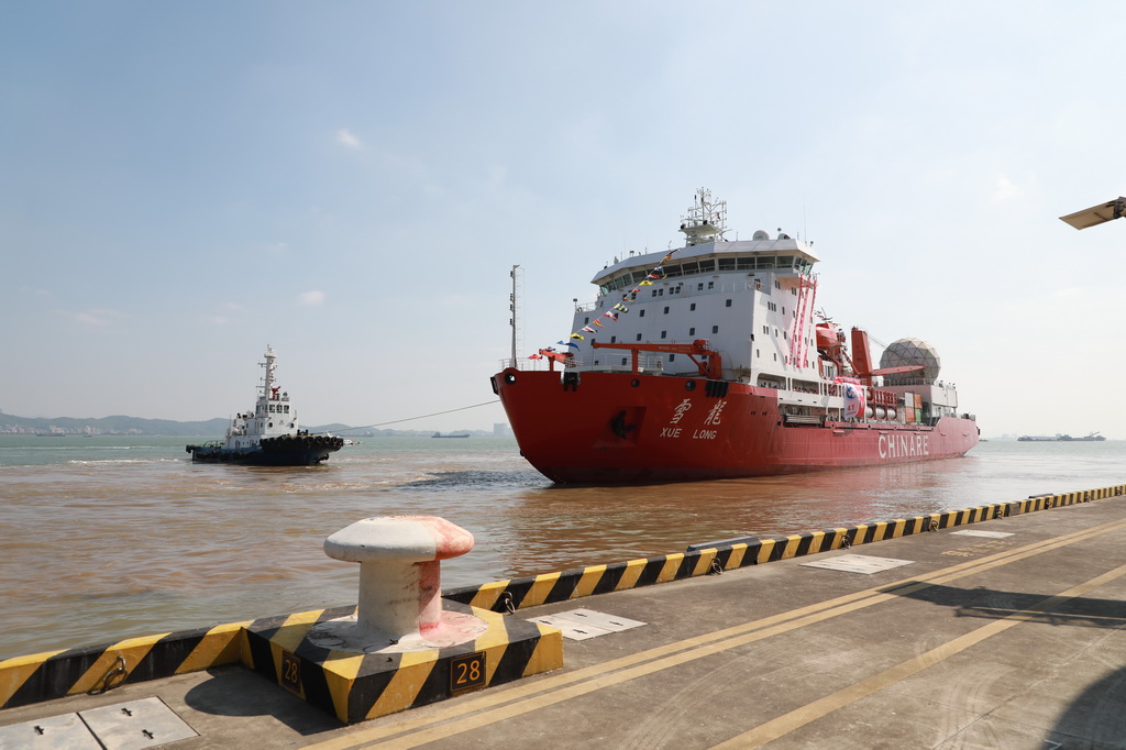 11月1日，“雪龍”號從廣州南沙國際郵輪母港碼頭出發，奔赴南極。