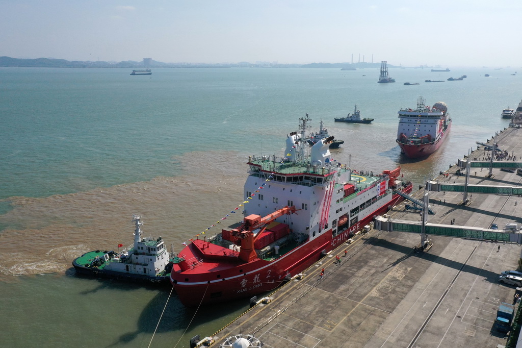 11月1日，“雪龍”號和“雪龍2”號船從廣州南沙國際郵輪母港碼頭出發（無人機照片）。