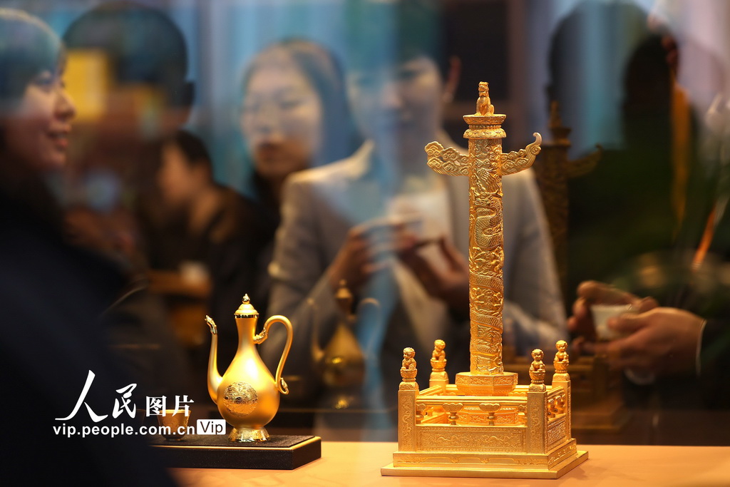 11月1日，觀眾參觀錢博會展商展出的黃金華表收藏品。