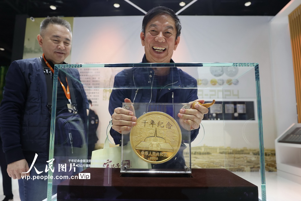 11月1日，觀眾體驗搬動十公斤重的紀念金幣。