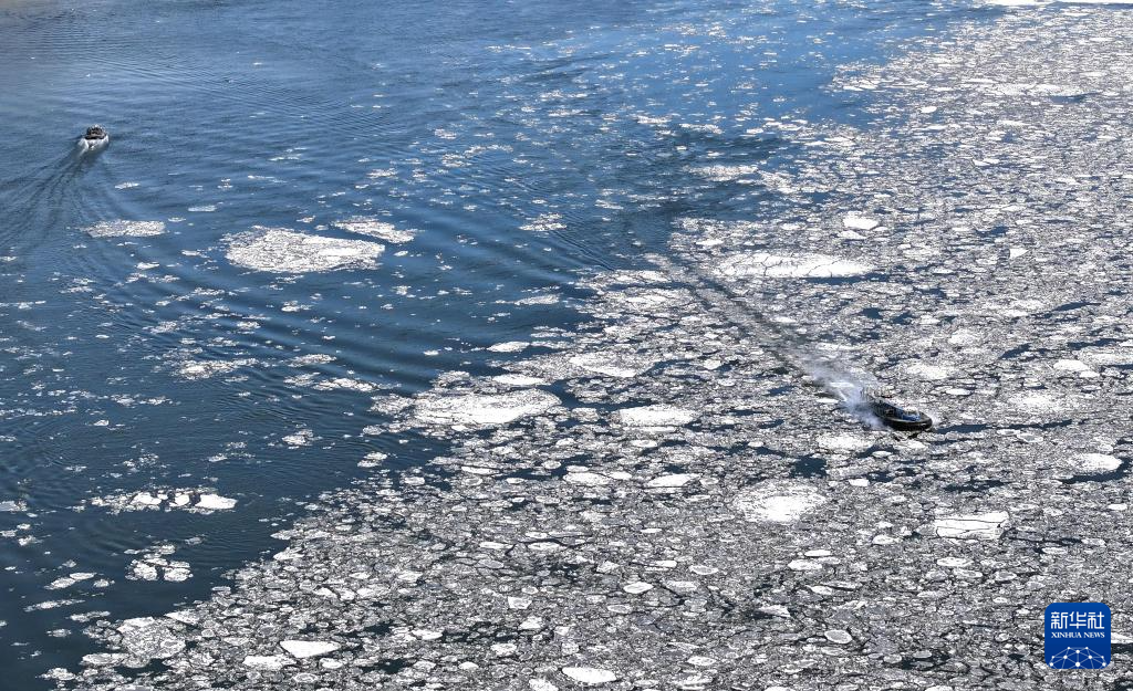 11月1日，氣墊船在黑龍江黑河段流冰的江面上行駛（無人機照片）。