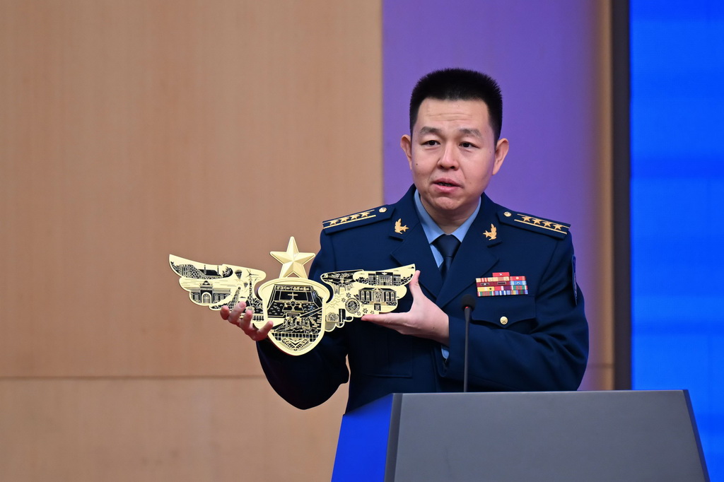 11月5日，中國空軍新聞發言人謝鵬在新聞發布會上發布12個空軍紅色地標和相關產品。新華社發（余紅春 攝）
