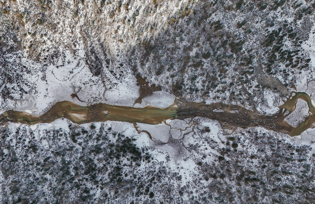 這是11月4日拍攝的多瀑溝景區內的河流（無人機照片）。