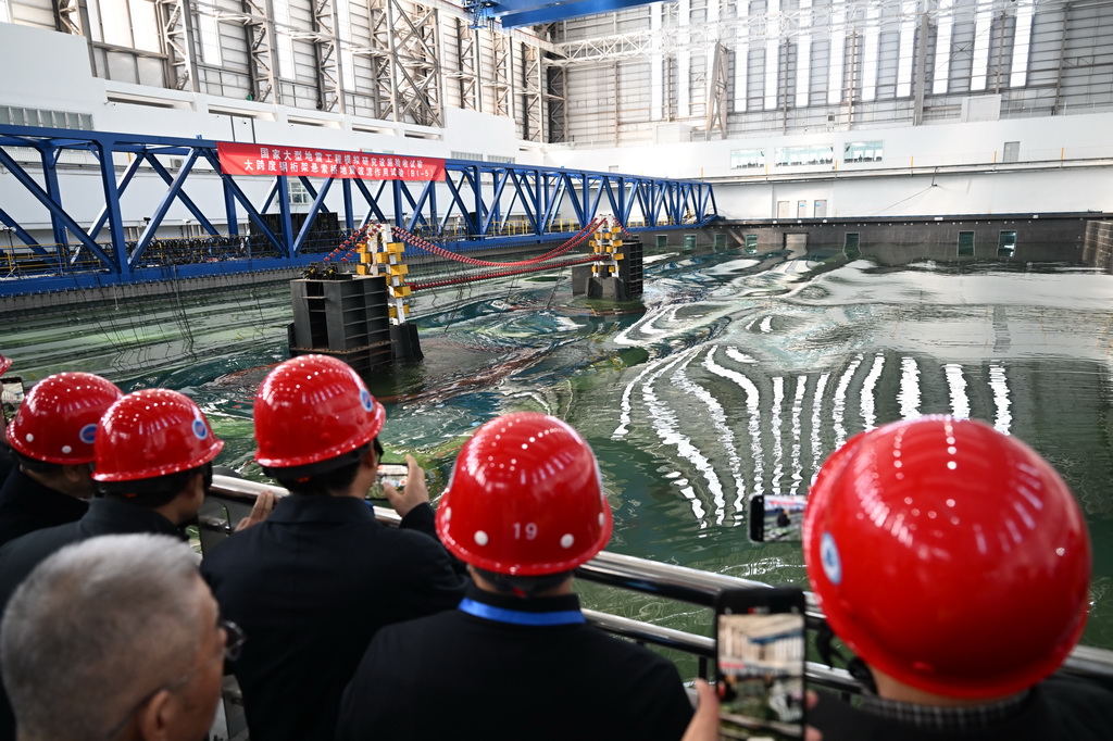 11月5日，專家觀看“大型地震工程模擬研究設施”項目的驗收試驗。