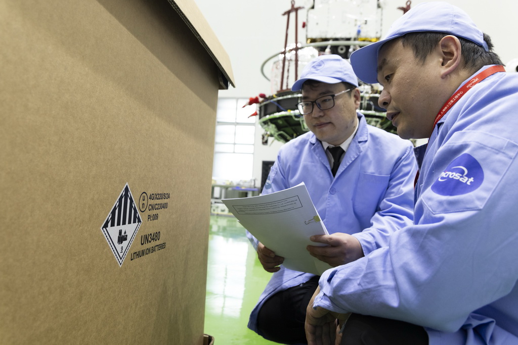 11月4日，在位于上海的中國科學院微小衛星創新研究院總裝廠房，海關工作人員在檢查包裝箱。