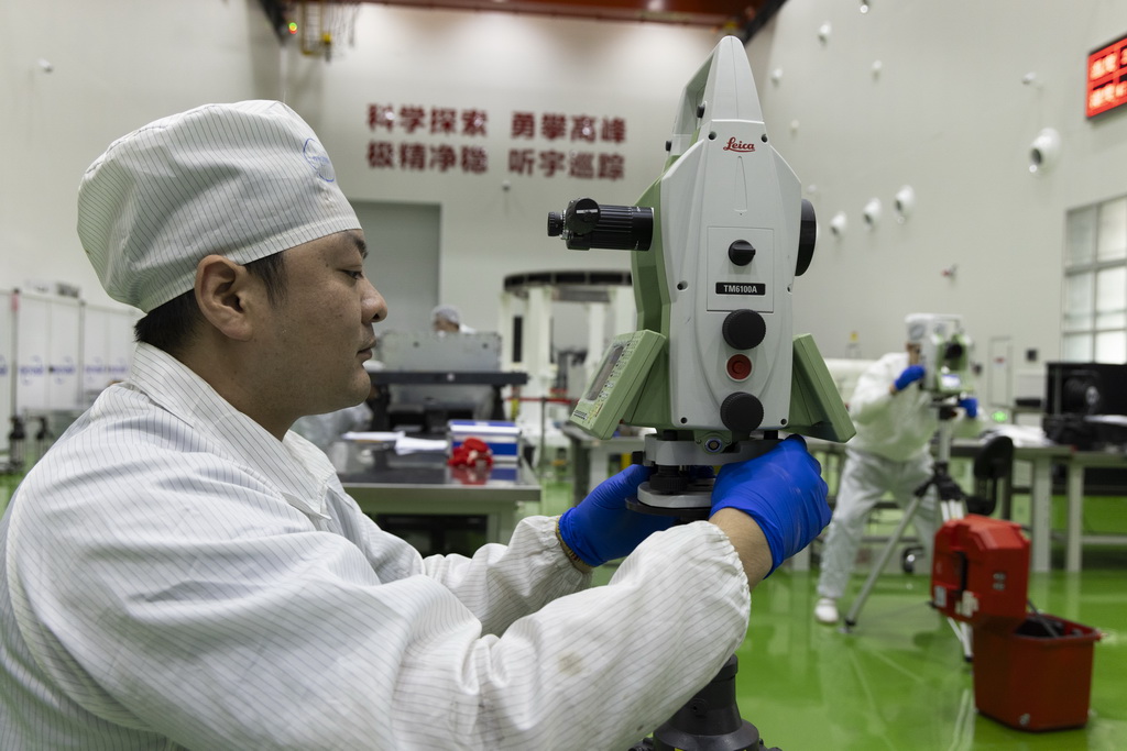 11月5日，在位于上海的中國科學院微小衛星創新研究院總裝廠房，科研人員在裝箱之前對衛星進行精準測量。