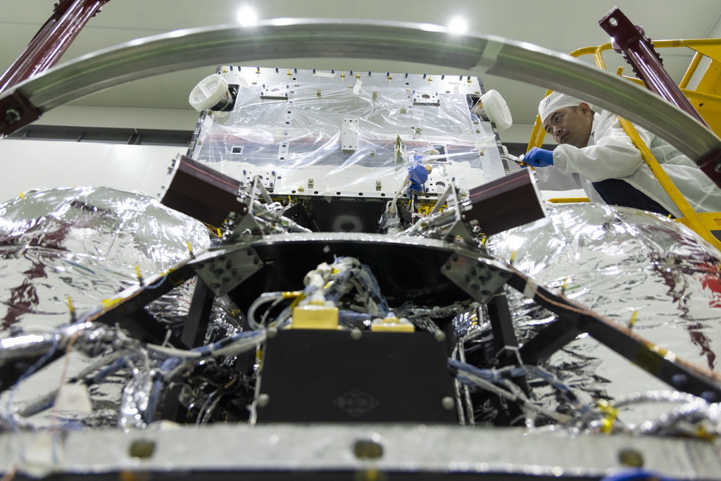 11月4日，在位于上海的中國科學院微小衛星創新研究院總裝廠房，科研人員對“微笑”衛星進行最后的檢查。