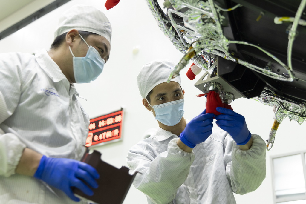 11月4日，在位于上海的中國科學院微小衛星創新研究院總裝廠房，科研人員對“微笑”衛星進行最后的檢查。