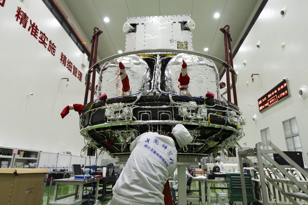 11月4日，在位于上海的中國科學院微小衛星創新研究院總裝廠房，科研人員對“微笑”衛星進行最后的檢查。