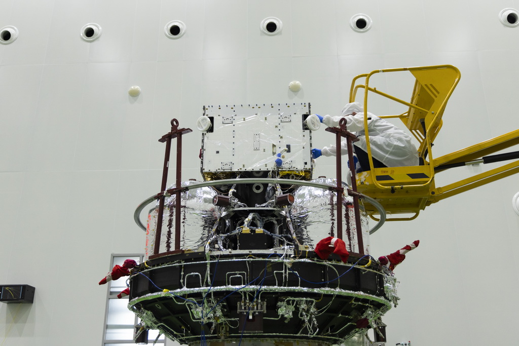 11月4日，在位于上海的中國科學院微小衛星創新研究院總裝廠房，科研人員對“微笑”衛星進行最后的檢查。