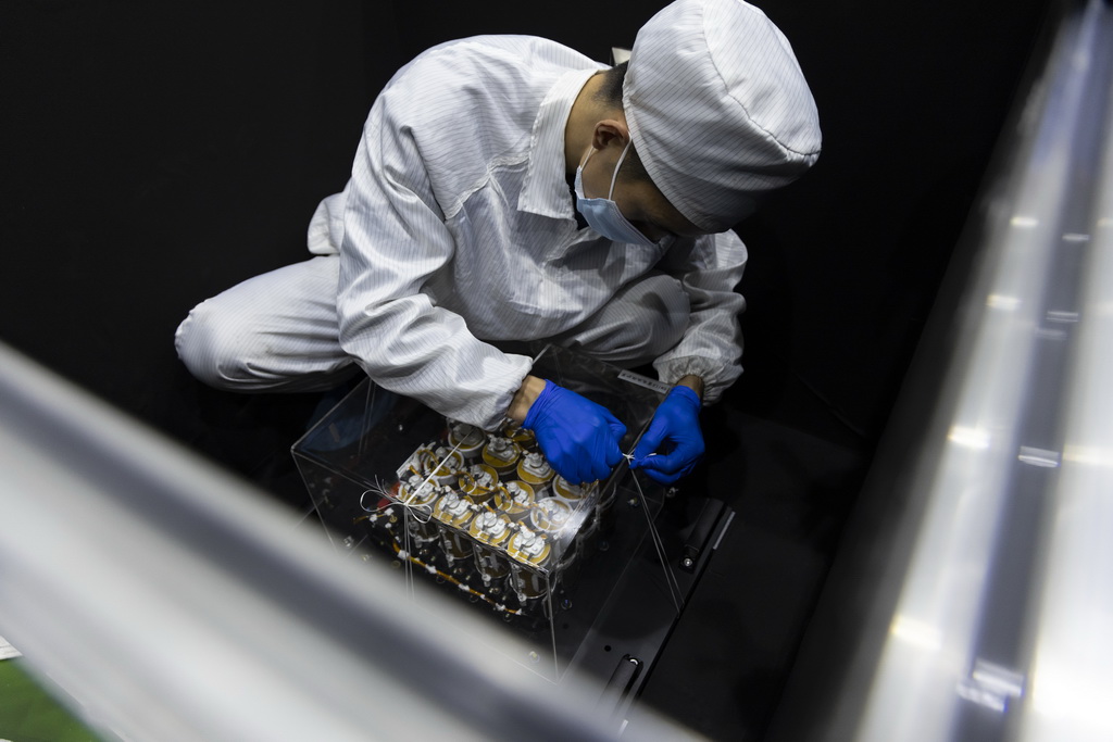 11月4日，在位于上海的中國科學院微小衛星創新研究院總裝廠房，科研人員把“微笑”衛星使用的電池組單獨裝箱。