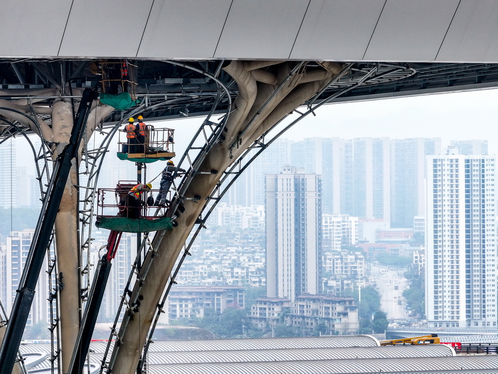 11月5日，工人在重慶東站站房工程建設現場施工作業（無人機照片）。