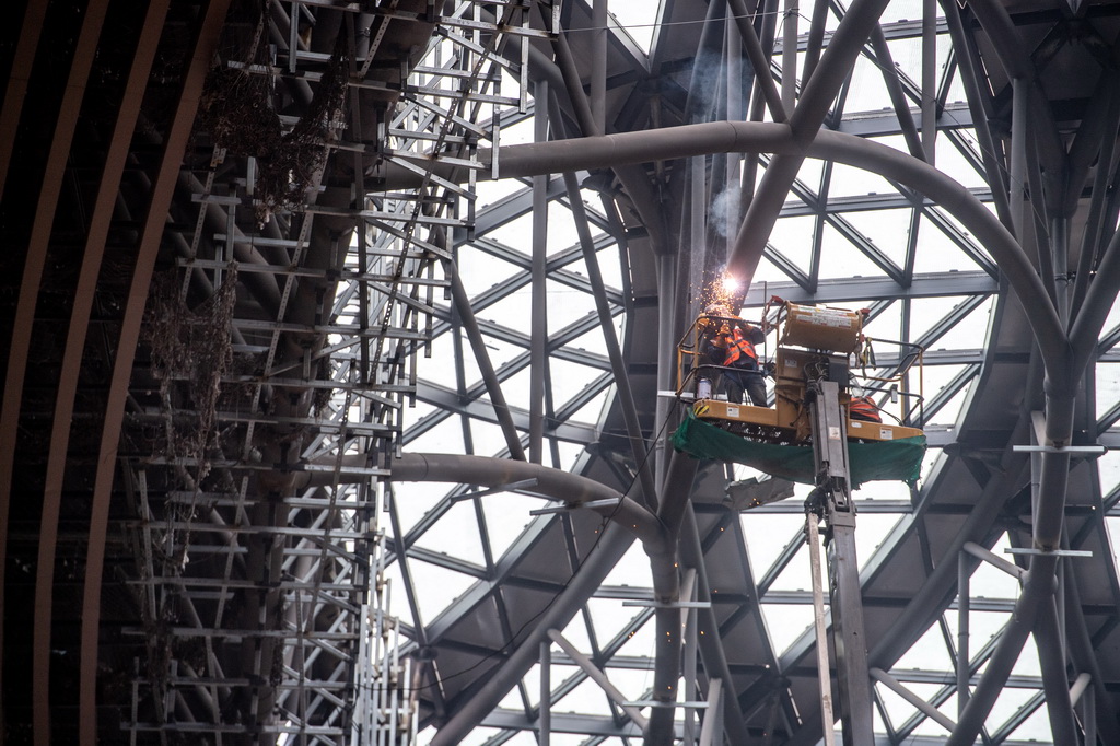 11月5日，工人在重慶東站站房工程建設現場施工作業。