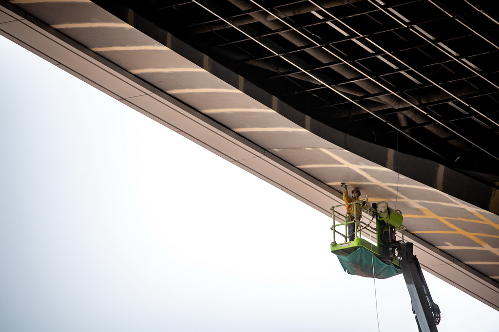 11月5日，工人在重慶東站站房工程建設現場施工作業。