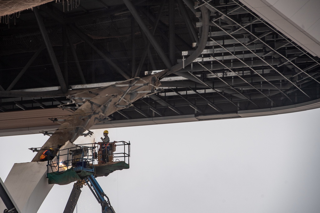 11月5日，工人在重慶東站站房工程建設現場施工作業。