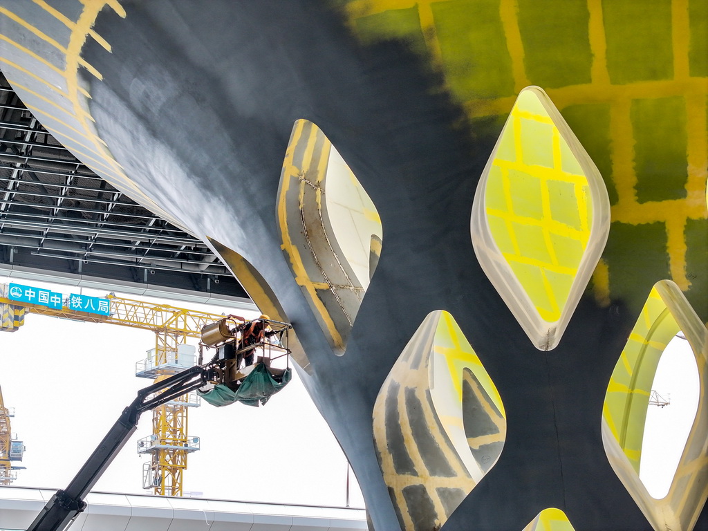 11月5日，工人在重慶東站站房工程建設現場施工作業（無人機照片）。