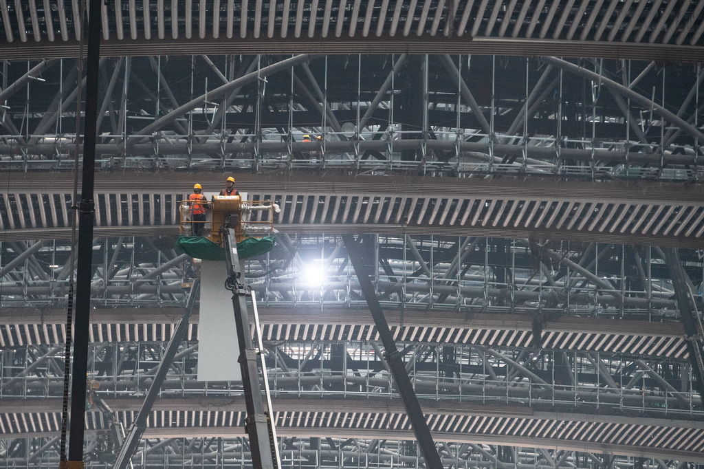 11月5日，工人在重慶東站站房工程建設現場施工作業。