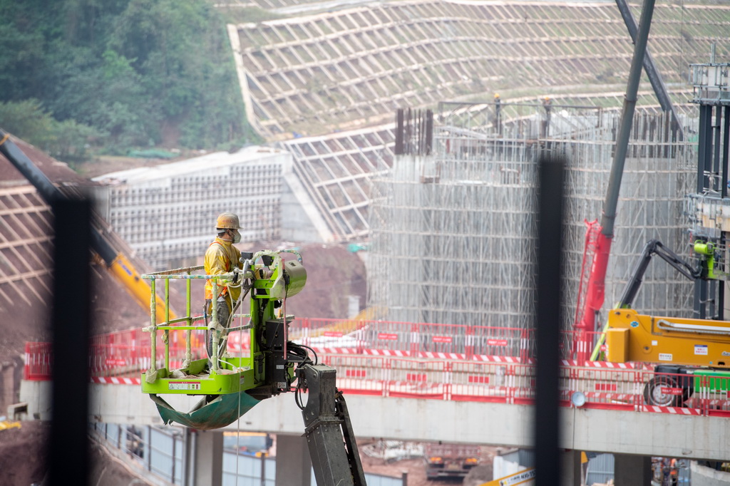11月5日，工人在重慶東站站房工程建設現場施工作業。