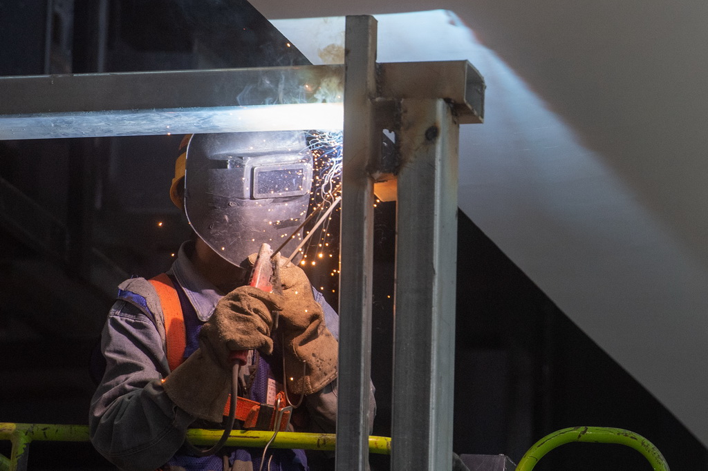 11月5日，工人在重慶東站站房工程建設現場施工作業。