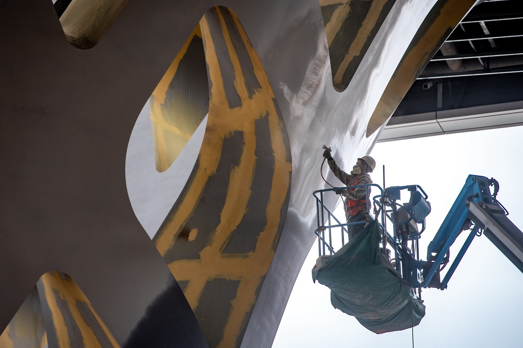 11月5日，工人在重慶東站站房工程建設現場施工作業。