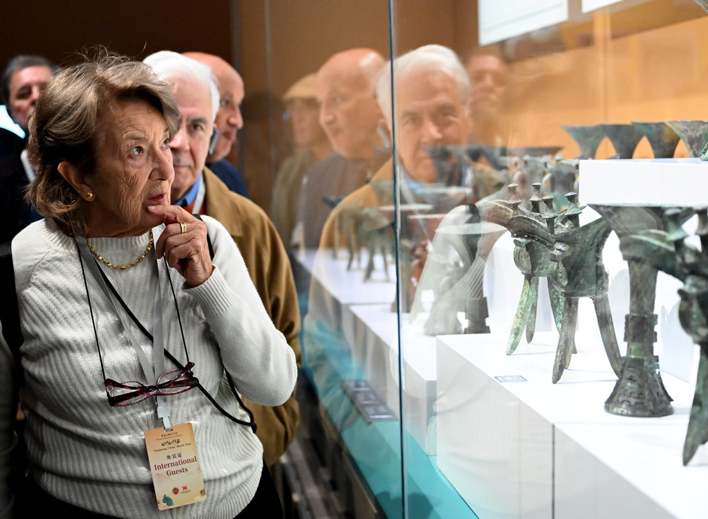 11月5日，外賓在河南省安陽市殷墟博物館參觀。