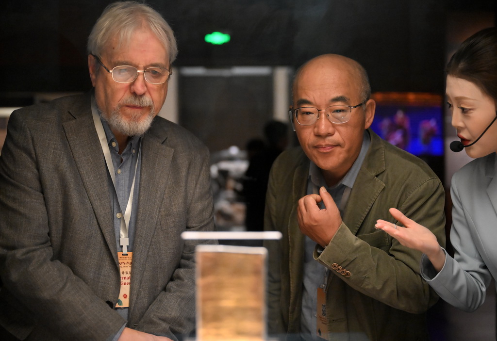 11月4日，外賓在河南博物院參觀。