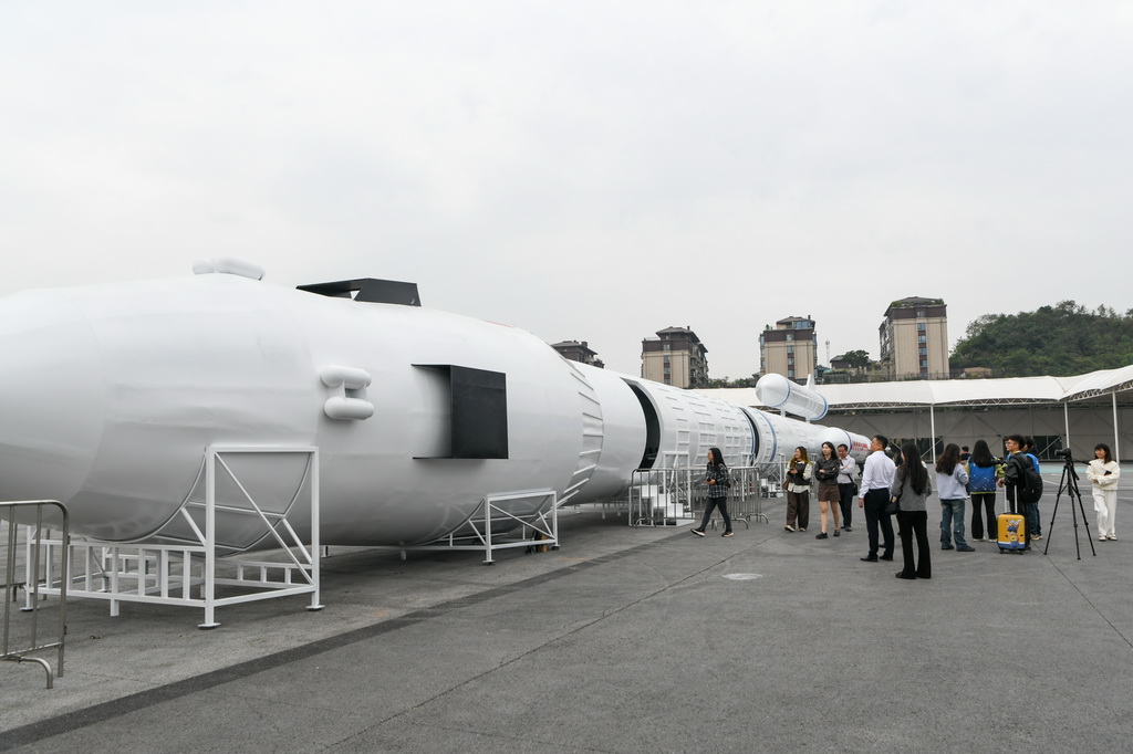 11月6日，在第十二屆中國（綿陽）科技城國際科技博覽會現場，參會者參觀運載火箭模型。