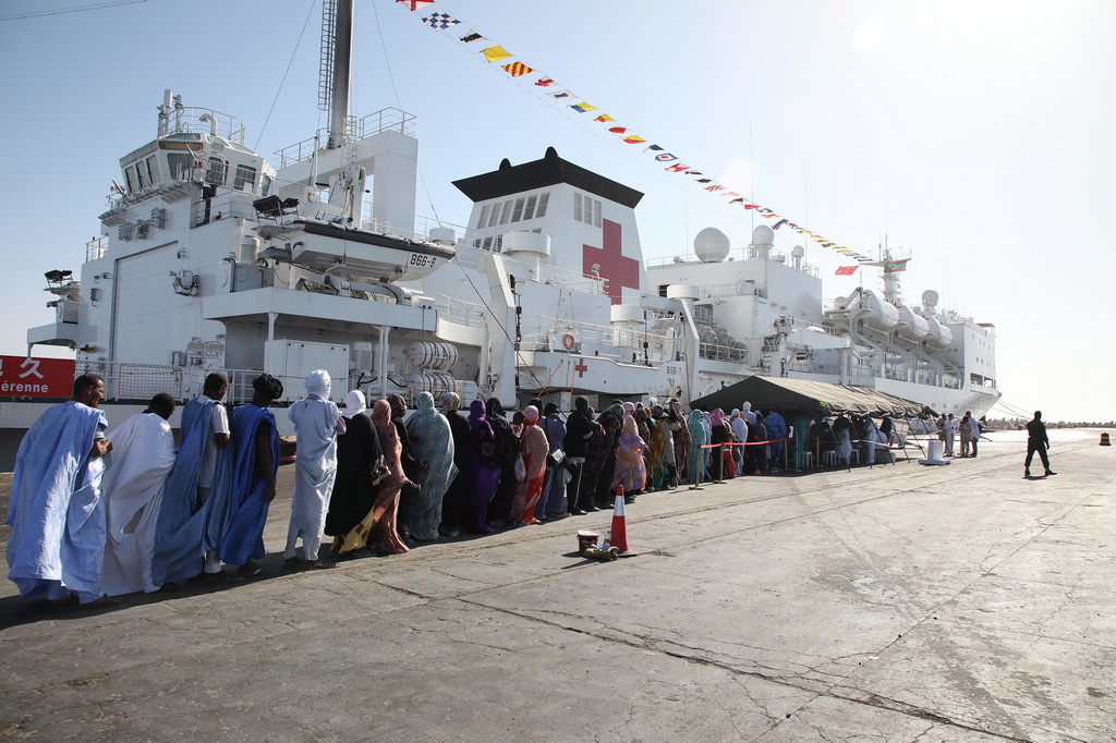 11月3日，中國海軍“和平方舟”號醫院船在毛里塔尼亞首都努瓦克肖特開展醫療服務。新華社發（劉志磊攝）