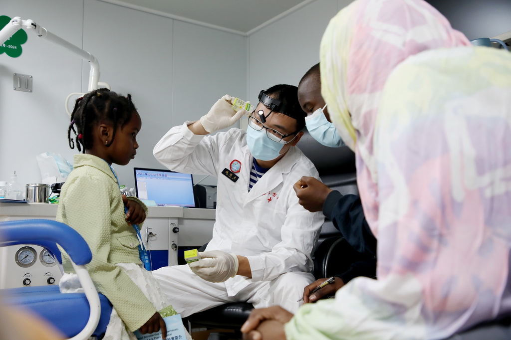  11月4日，中國海軍“和平方舟”號醫院船在毛里塔尼亞首都努瓦克肖特開展醫療服務。新華社發（劉志磊攝）