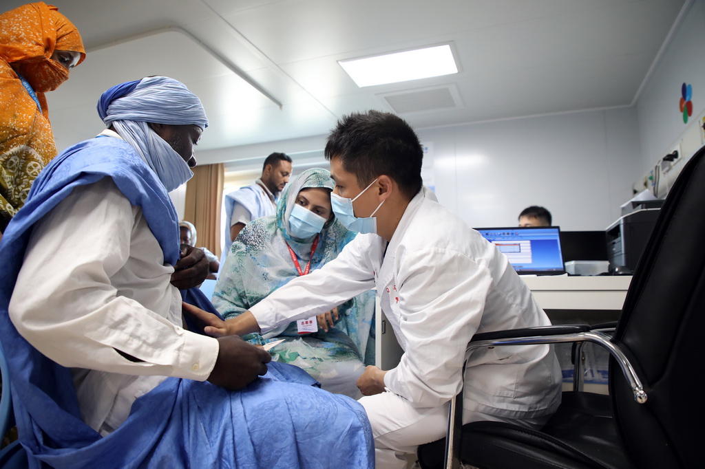 11月3日，中國海軍“和平方舟”號醫院船在毛里塔尼亞首都努瓦克肖特開展醫療服務。新華社發（劉志磊攝）