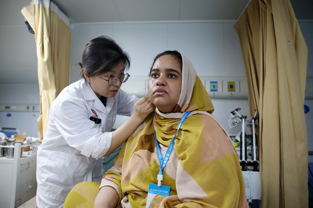 11月4日，中國海軍“和平方舟”號醫院船在毛里塔尼亞首都努瓦克肖特開展醫療服務。新華社發（劉志磊攝）