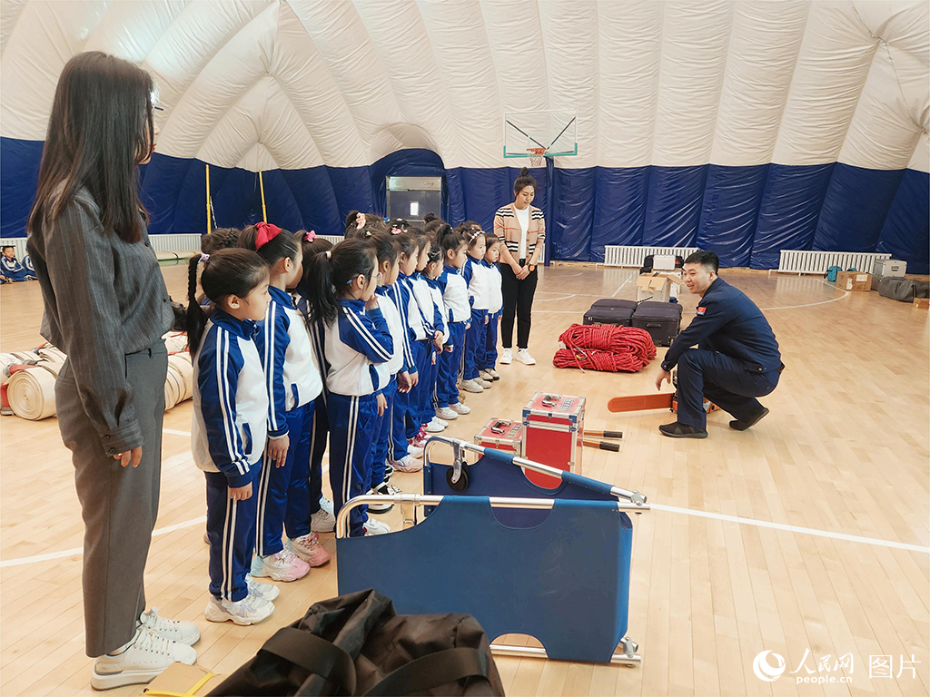 11月6日，黑龍江省七臺河市消防救援支隊開展——消防在“童”心 安全護“童”行，主題教育活動。人民網記者 張哲鑫攝