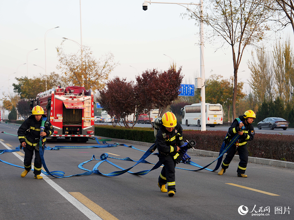 11月7日，寧夏銀川市消防救援支隊金鳳大隊寧安南街站消防員進行日常訓練。人民網 周航攝